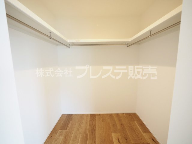 生駒市萩原町の新築一戸建の収納|現地写真（Ａ号地２階洋室・ウォークインクローゼット）主寝室に大容量のＷＩＣを配置♪