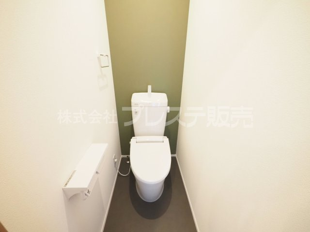 生駒市萩原町の新築一戸建のトイレ|現地写真（Ａ号地２階トイレ）温水洗浄便座を標準装備！
