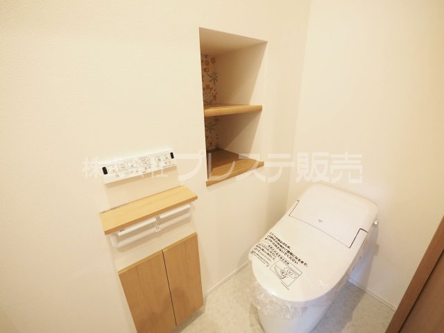 生駒市萩原町の新築一戸建のトイレ|現地写真（Ａ号地１階トイレ）タンクレス温水洗浄便座！