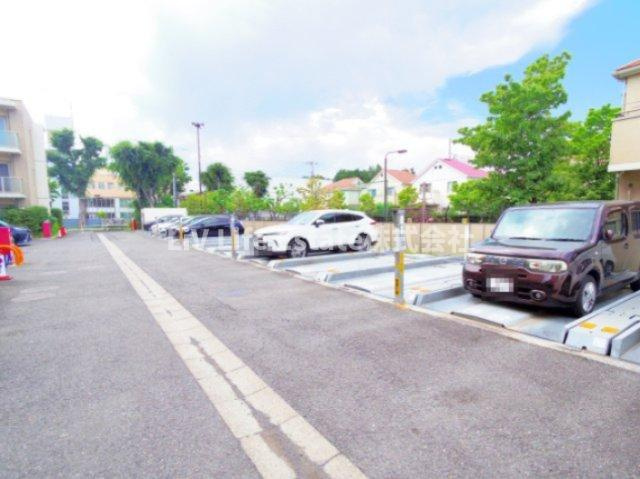 プライムメゾン武蔵野の杜の駐車場