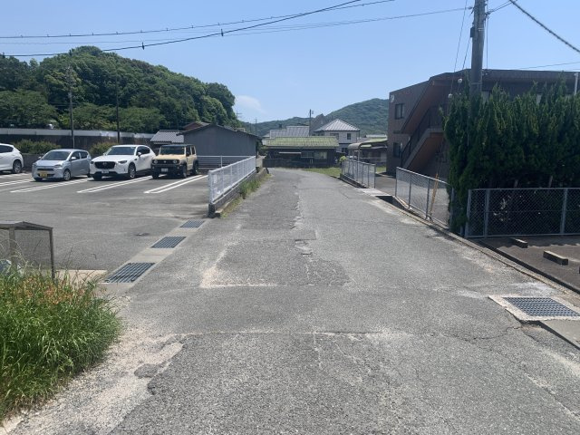 西側前面道路