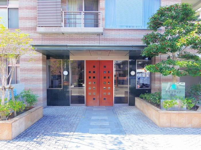 敷地内に緑があり、植栽の連なりが作り出す美しい景観も演出しております♪近隣商業施設へのアクセス良好な立地です♪