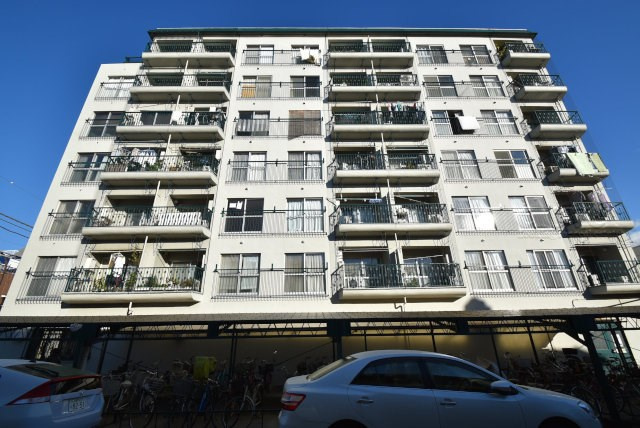 【外観】 | 興栄マンションむさしの | 手入れの行き届いた外壁やエントランスなど、「見ればわかる」レベルで清潔感を保ったマンションです。築年数を感じさせない姿で皆様をお出迎えします。～即日のご見学可能～　お問合せはお気軽にどうぞ。
