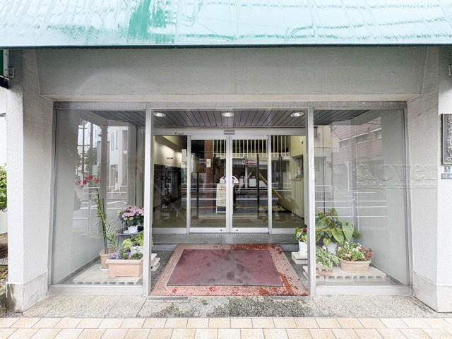 【エントランス】 | 興栄マンションむさしの | お客様を、そして住人を出迎えてくれるマンションのエントランス。ゴミが落ちていないことからも、管理状態の良さや住民の節度の高さが見て取れます。～即日のご見学可能～　お問合せはお気軽にどうぞ。
