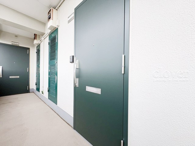 【その他共用部分】 | 興栄マンションむさしの | 皆様をお迎えする、お部屋の玄関ドア。開けやすさや開放角度、ドアノブの操作しやすさや鍵の形状などを、現地で一度ご確認ください。～即日のご見学可能～　お問合せはお気軽にどうぞ。
