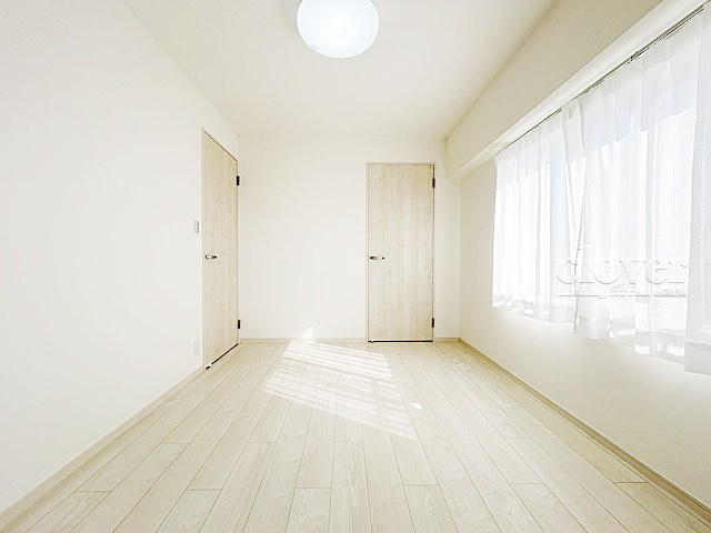 【その他共用部分】 | 上板橋カーネル | ダブルロック式の玄関ドアが皆様をお出迎え。お部屋のセキュリティの観点からも、うれしい設備ですね。玄関の色もシックで良い感じです。～即日のご見学可能～　お問合せはお気軽にどうぞ。
