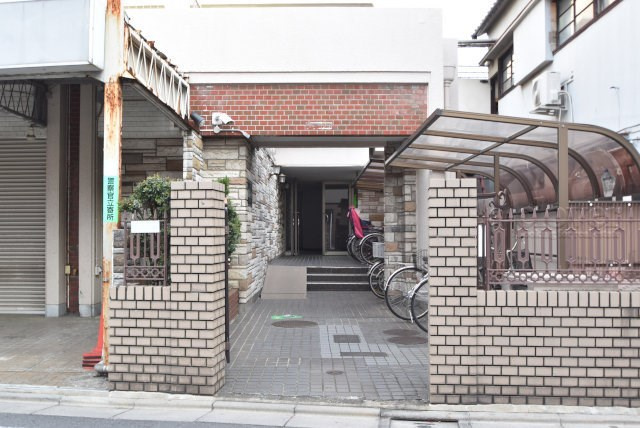 【エントランス】 | 上板橋カーネル | お客様を、そして住人を出迎えてくれるマンションのエントランス。ゴミが落ちていないことからも、管理状態の良さや住民の節度の高さが見て取れます。～即日のご見学可能～　お問合せはお気軽にどうぞ。