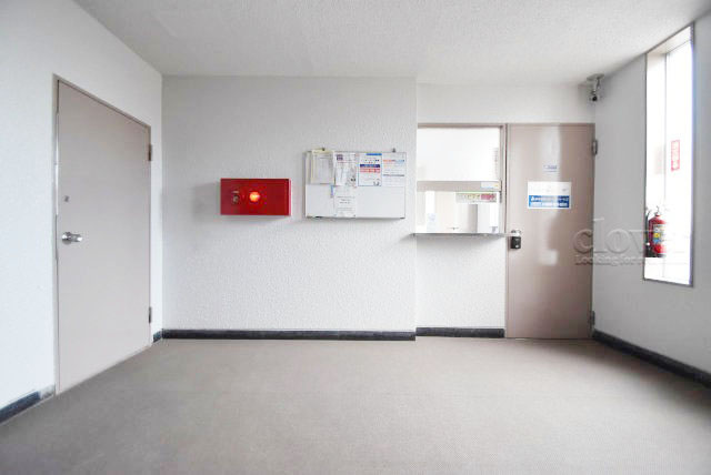 【ロビー】 | 上板橋カーネル | 集合ポストなどを備えたエントランスホール。ここもマンションの顔となる部分であり、しっかりと清掃の行き届いたさまに安心感をおぼえます。～即日のご見学可能～　お問合せはお気軽にどうぞ。
