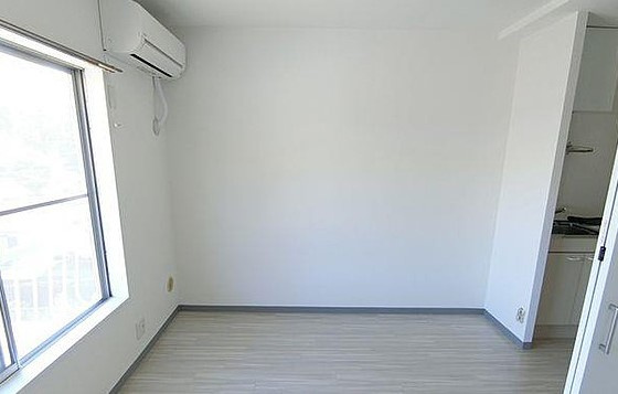 八王子市館町の賃貸マンションの居間・リビング