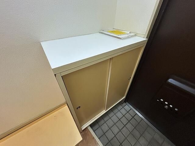 流山市江戸川台東１丁目のアパートの玄関