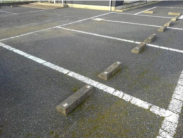 レオパレスグリーンハイツ長塚の駐車場