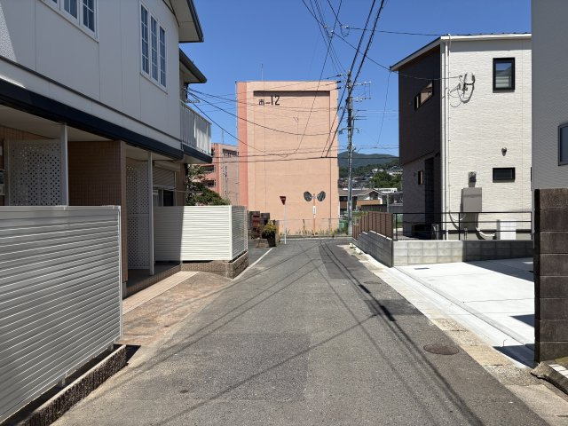 小倉北区上富野4丁目の前面道路含む現地写真