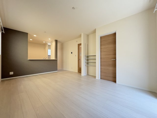 小倉北区上富野4丁目の居間・リビング|家族の時間がもっと心地よくなる、15.5帖のリビング