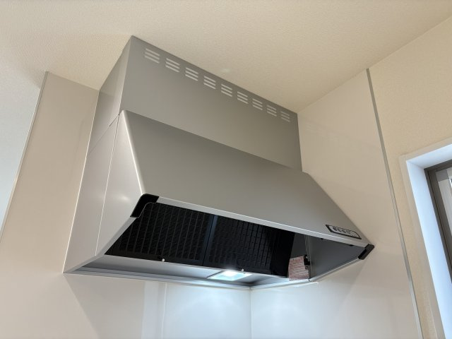 小倉北区上富野4丁目のキッチン|パワフルな換気扇で煙やニオイをしっかり排出。清潔で快適なキッチン空間を保ちます