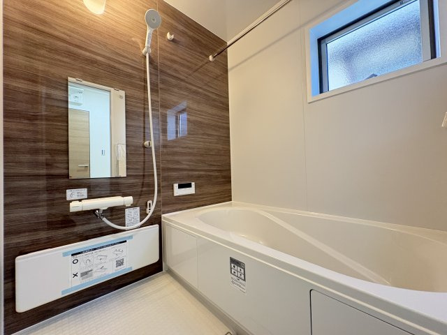 小倉北区上富野4丁目のトイレ|温水洗浄便座付きのトイレです。汚れてもサッとひと拭きでお手入れ簡単。節水仕様でしっかり洗浄できます。環境にやさしく、しかも経済的です