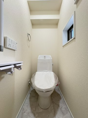 小倉北区上富野4丁目のトイレ|温水洗浄便座付きのトイレです。汚れてもサッとひと拭きでお手入れ簡単。節水仕様でしっかり洗浄できます。環境にやさしく、しかも経済的です