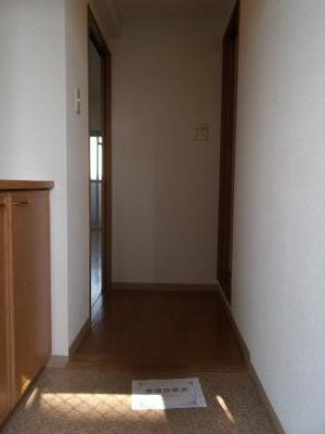 京都クレセントマンションの玄関