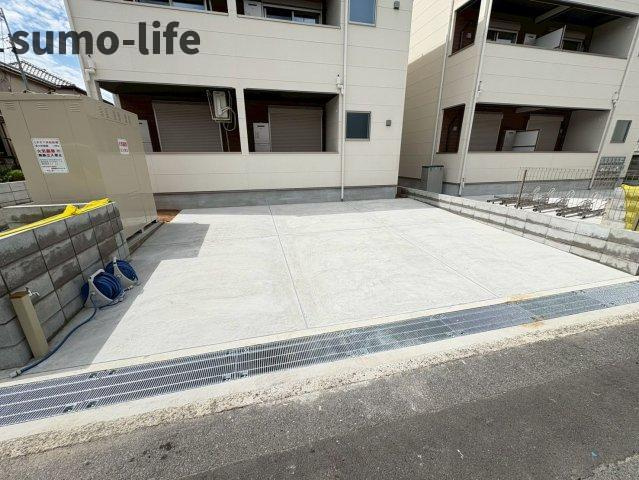 ジーメゾン立花レヴリアの駐車場