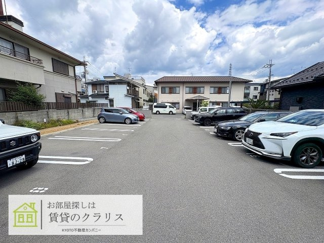 シャーメゾン天神川の駐車場