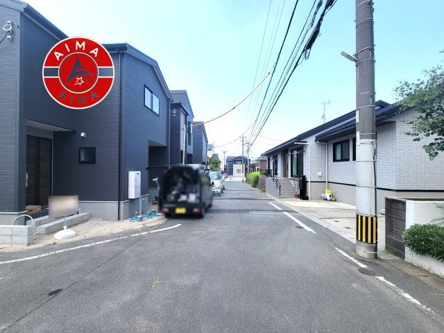 春日市一の谷4丁目第1-3棟(3号棟)の前面道路含む現地写真|前面道路は閑静な住宅地をはしる車通りの少ない道路。お車の出し入れが苦手なママや小さなお子様にも安心ですね。しっかり舗装もされているので、ベビーカーや自転車で通っても快適に通行できます。