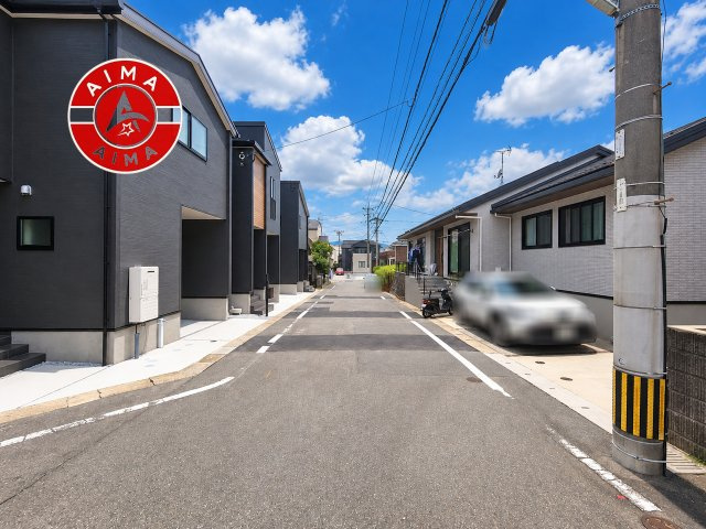 春日市一の谷4丁目第1-3棟(3号棟)の前面道路含む現地写真|前面道路は閑静な住宅地をはしる車通りの少ない道路。お車の出し入れが苦手なママや小さなお子様にも安心ですね。しっかり舗装もされているので、ベビーカーや自転車で通っても快適に通行できます。