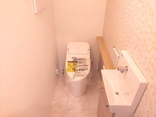 宝塚市安倉南4丁目新築一戸建のトイレ|1階トイレ　温水洗浄便座付き