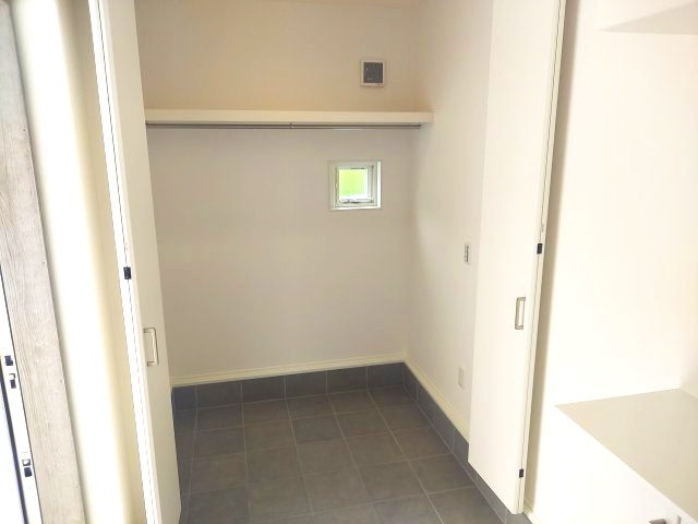 宝塚市安倉南4丁目新築一戸建の収納|玄関　土間収納
