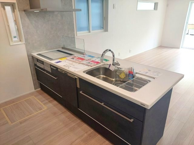 宝塚市安倉南4丁目新築一戸建のキッチン|食洗機付きシステムキッチン（IHコンロ）