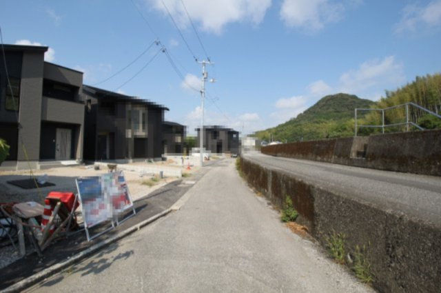 介良　新築戸建　1号棟　（全5区画）の前面道路含む現地写真|前面道路　幅　5.7ｍ