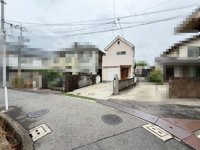 堺市中区福田の中古一戸建の前面道路含む現地写真|ガスコンロ交換しますよ！綺麗なコンロで毎日のお料理も気持ちよくできますね！キッチンの横に窓があるので、明るく換気しやすいキッチンです！