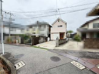 【前面道路含む現地写真】 | ガスコンロ交換しますよ！綺麗なコンロで毎日のお料理も気持ちよくできますね！キッチンの横に窓があるので、明るく換気しやすいキッチンです！