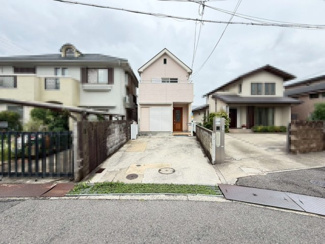 【前面道路含む現地写真】 | 一坪以上の浴室でのびのび一日の疲れを癒して下さいね♪浴室に窓が付いているので、換気ができて湿気やカビ防止になりますよ！