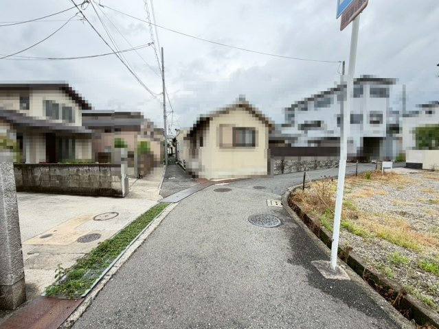 堺市中区福田の中古一戸建の前面道路含む現地写真|ウォシュレット交換しますよ！綺麗なトイレで清潔感があり気持ちがいいですね♪