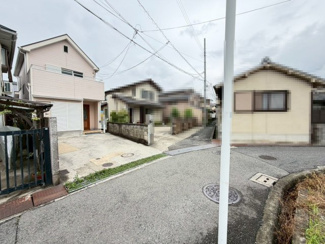【前面道路含む現地写真】 | クロス張替えます！綺麗な壁で室内が明るくなりますね！爽やかな気分でお過ごしいただけますよ！