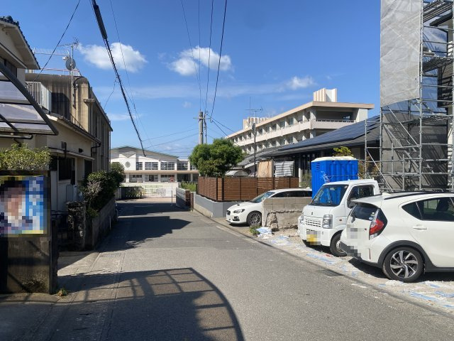 城山1丁目　新築戸建ての前面道路含む現地写真|草牟田小学校まで徒歩圏内。通学に安心の立地です。