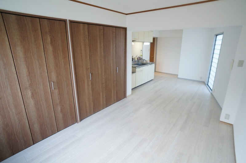 ハイツ糀屋IIの居間・リビング|フローリング仕様の南面バルコニーに面した明るい居室