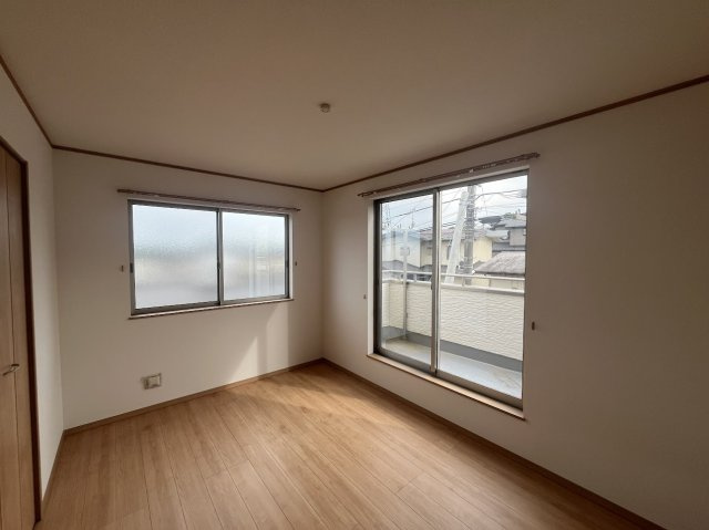 仙台市青葉区川平の寝室|バルコニーに面した明るい2面採光の主寝室！7.25帖のゆとりある広さで心地よい朝を迎えられます。