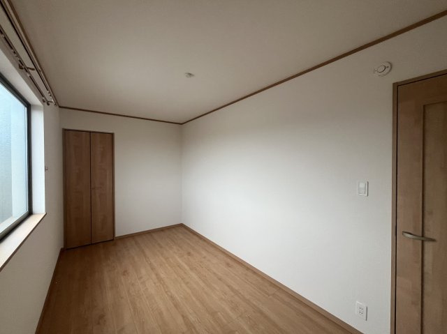 仙台市青葉区川平の洋室|2階は全室6帖以上！大きな窓から光が差し込む明るい洋室は、お子様の個室にぴったりの空間です。
