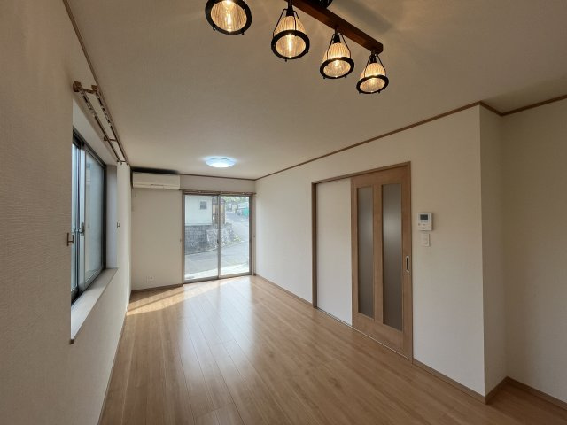 仙台市青葉区川平の居間・リビング|おしゃれなスポットライトが映えるLDK！２面採光の明るいリビングで心地よい家族の時間を。