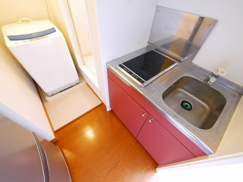 レオパレスＥＡＳＴ　ＦＩＥＬＤ　精華のキッチン|コンパクトなキッチンで掃除もラクラク