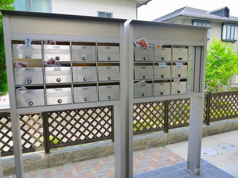 レオパレスＥＡＳＴ　ＦＩＥＬＤ　精華のその他共用部分|郵便受けです