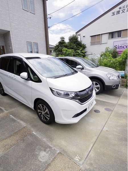 ローレン南荒子の駐車場