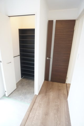 LA GLYCYNE逆瀬川の玄関
