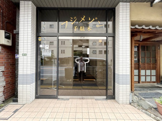 【エントランス】 | お客様を、そして住人を出迎えてくれるマンションのエントランス。ゴミが落ちていないことからも、管理状態の良さや住民の節度の高さが見て取れます。～即日のご見学可能～　お問合せはお気軽にどうぞ。