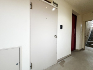 【その他共用部分】 | 皆様をお迎えする、お部屋の玄関ドア。開けやすさや開放角度、ドアノブの操作しやすさや鍵の形状などを、現地で一度ご確認ください。～即日のご見学可能～　お問合せはお気軽にどうぞ。