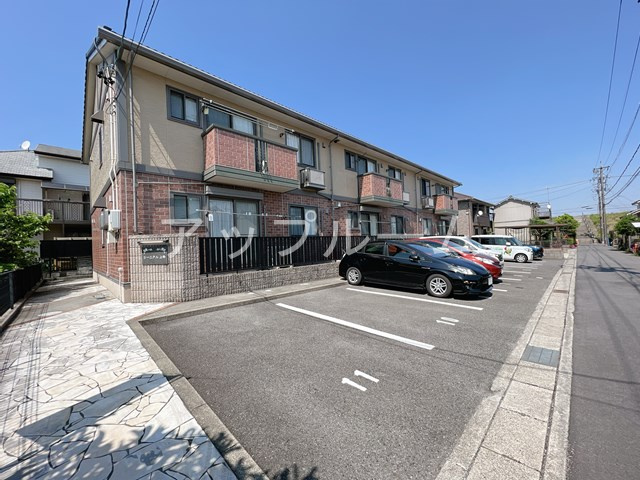 ジーニアル上条の駐車場