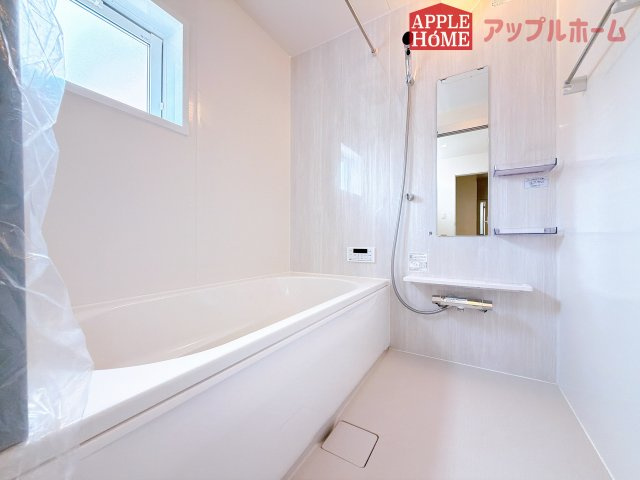 [新築住宅] 坂戸市元町 全4棟の浴室|窓付きのバスルームは、採光もあり明るく気持ちの良い空間です。窓があることで、換気環境も良好。掃除もスムーズに出来ます