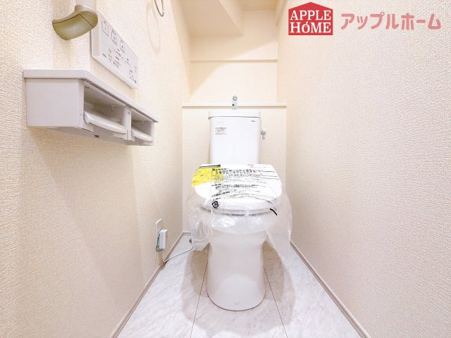 [新築住宅] 坂戸市元町 全4棟のトイレ|白を基調とした清潔感のある明るい空間。温水洗浄便座付きで、毎日快適・清潔に使用できます。操作しやすい壁面リモコンを採用しています。