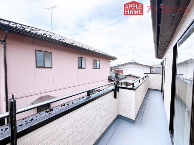 [新築住宅] 坂戸市元町 全4棟のバルコニー|家族分の洗濯物もしっかり干せます。日当たりも良く、毎日のお洗濯が楽しくなりそう♪お布団は手軽に干せていつもポカポカに☆