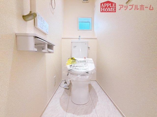[新築住宅] 坂戸市元町 全4棟のトイレ|白を基調とした清潔感のある明るい空間。温水洗浄便座付きで、毎日快適・清潔に使用できます。操作しやすい壁面リモコンを採用しています。
